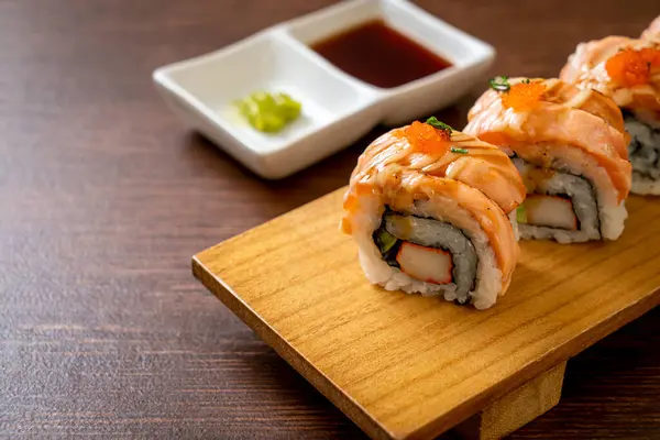 Rollo Sushi Salmón Parrilla Con Salsa Estilo Comida Japonesa — Foto de Stock