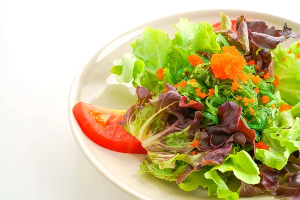 Salada Legumes Com Algas Japonesas Ovos Camarão Isolados Fundo Branco — Fotografia de Stock