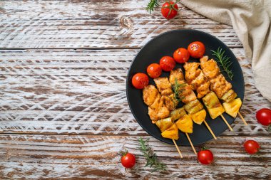 Tabakta ızgara tavuk ızgara şiş.