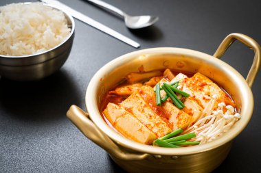 Tofu ve yumurtalı Kimchi Çorbası veya Kore Kimchi Güveci - Kore Yemekleri Geleneksel Tarzı