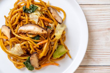 Yakisoba eriştesi sebzeyle kızartılmış vejetaryen ve vejetaryen yemeği.