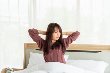 Güzel Asyalı kadınlar yatakta ve sabah uyanırlar.