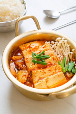 Tofu ve yumurtalı Kimchi Çorbası veya Kore Kimchi Güveci - Kore Yemekleri Geleneksel Tarzı