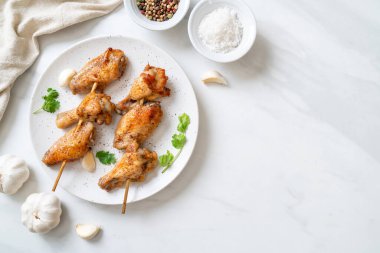Biber ve sarımsaklı ızgara tavuk kanadı.