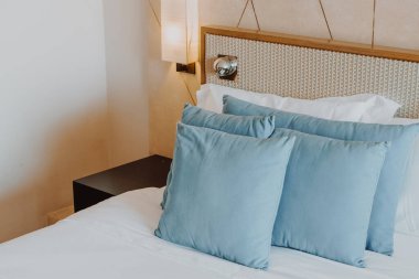 Yatak odasının içinde güzel ve rahat bir yastık dekorasyonu.