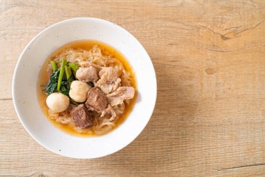 Asya usulü haşlanmış erişte kasesi.