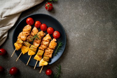 Tabakta ızgara tavuk ızgara şiş.