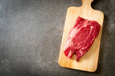 Taze çiğ biftek veya çiğ et.