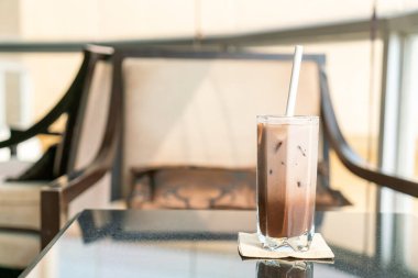 Kafe restoranında buzlu çikolata bardağı.