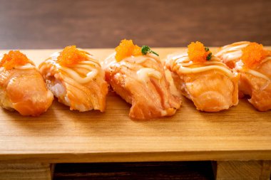 Ahşap tabakta ızgara somon suşisi - Japon yemeği tarzı.