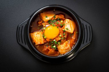 Yumuşak Tofulu Kimchi Çorbası veya Kore Kimchi Güveci - Kore Yemekleri Geleneksel Tarzı