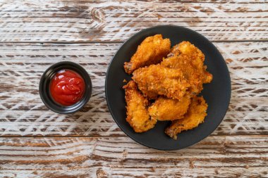 Ketçaplı kızarmış tavuk kanadı - sağlıksız yemek.