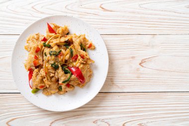 Kızarmış balık köftelerini biberle karıştır - Asya usulü