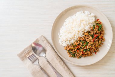 Tayland usulü kızarmış fesleğen, kıymalı domuz ve biberli pilav. Tayland usulü.