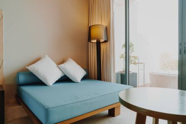 Yatak odasının içinde güzel ve rahat bir yastık dekorasyonu.