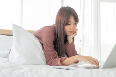 Evde dizüstü bilgisayarla çalışan Asyalı kadınlar.