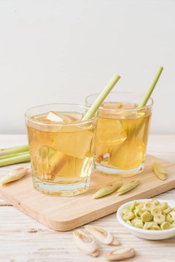 Ahşap arka planda buzlu limon suyu