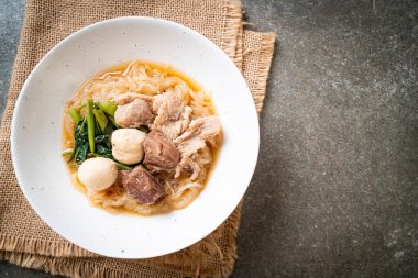 Asya usulü haşlanmış erişte kasesi.