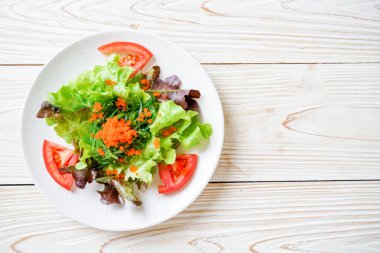 Japon yosunu ve karides yumurtalı sebze salatası - sağlıklı ve vejetaryen yemek tarzı
