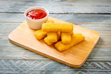 Kızarmış balık kroket ve ketçap.