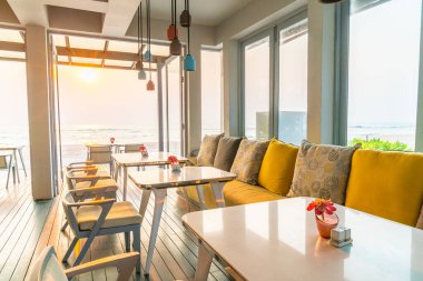 Kafe restoranında boş sandalye ve masa.