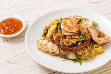 Kurutulmuş sukiyaki - Sukiyaki soslu sebzeli ve deniz mahsullü termicelli.