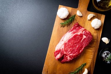 Taze çiğ biftek veya çiğ et.