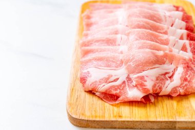 Dilimlenmiş taze domuz filetosu.