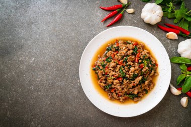 Tayland usulü kızarmış fesleğen, kıymalı ve biberli Tayland usulü.