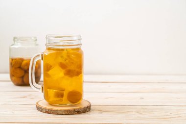 Buzlu ve naneli Çin eriği suyu.