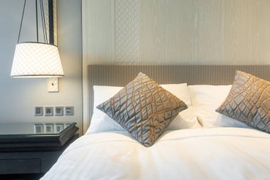 Beyaz yastıklar yatak odasının iç tarafında.