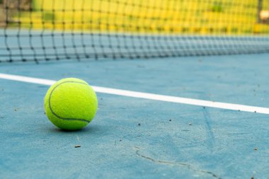 Tenis kortunda fotokopi alanı olan yakın çekim tenis topu.