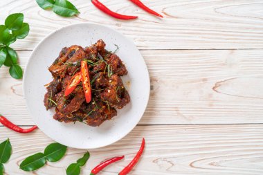 Kızarmış yayın balığını acı biberle karıştır - Asya usulü