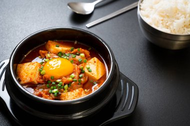 Yumuşak Tofulu Kimchi Çorbası veya Kore Kimchi Güveci - Kore Yemekleri Geleneksel Tarzı