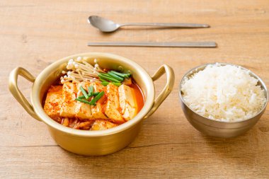 Yumuşak Tofulu Kimchi Çorbası veya Kore Kimchi Güveci - Kore Yemekleri Geleneksel Tarzı