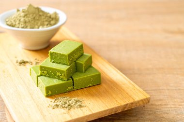 Taze ve yumuşak kibrit, yeşil çay tozlu yeşil çikolata.