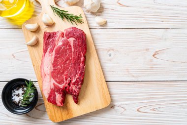 Taze çiğ biftek veya çiğ et.