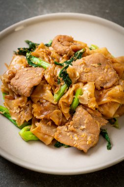 Kızarmış pirinç eriştesi, soya sosu, domuz eti ve lahana. Asya usulü.