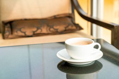 Kafe restoranındaki masada sıcak çikolata ya da kakao fincanı