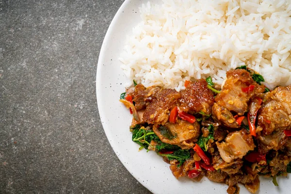 Kızarmış domuz eti ve pirinçli fesleğen Asya yerel sokak yemeği tarzı.