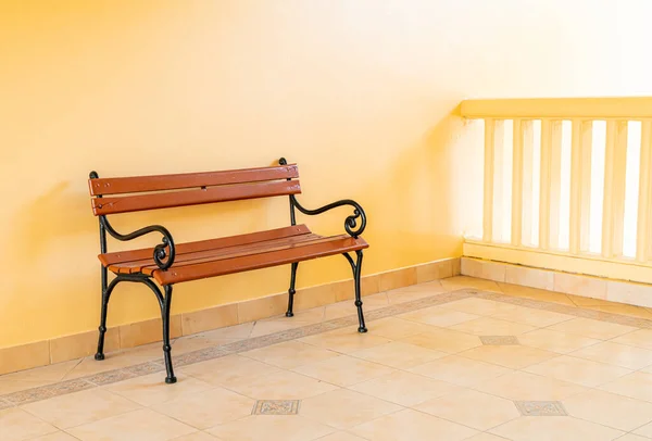 Empty Bench Yellow Wall — Stock Photo, Image