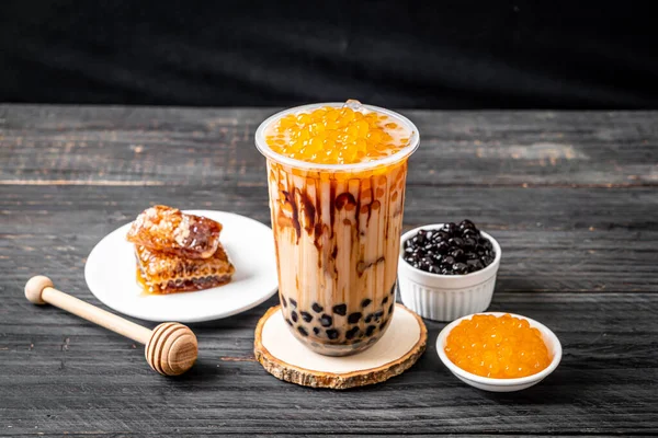 Tahta masada köpüklü Tayvan sütü çayı