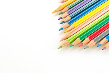 Kopyalama alanı olan beyaz arkaplan üzerindeki renk kalemi