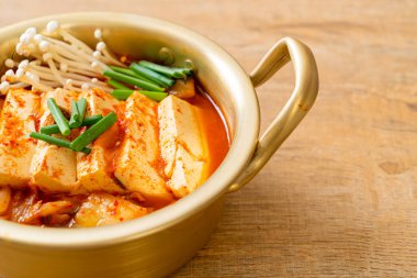 Tofu ve yumurtalı Kimchi Çorbası veya Kore Kimchi Güveci - Kore Yemekleri Geleneksel Tarzı