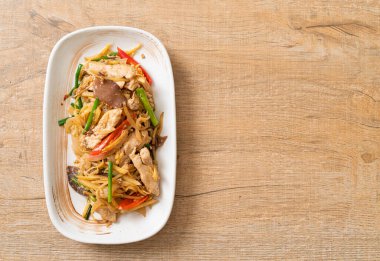 Zencefilli kızarmış tavuk. Asya usulü.