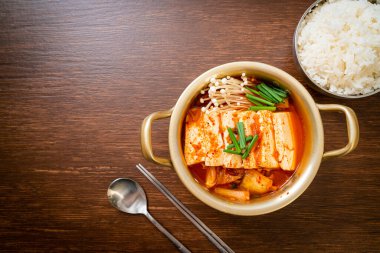 Tofu ve yumurtalı Kimchi Çorbası veya Kore Kimchi Güveci - Kore Yemekleri Geleneksel Tarzı