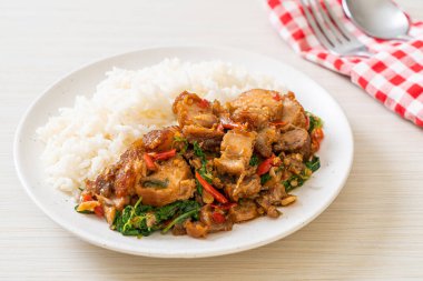 Kızarmış domuz eti ve pirinçli fesleğen Asya yerel sokak yemeği tarzı.