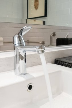 yakın çekim musluğu ya da banyoda musluk