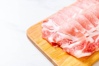 Dilimlenmiş taze domuz filetosu.