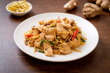 Zencefilli kızarmış tavuk. Asya usulü.